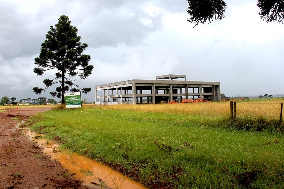 Construção da sede própria do Campus. Data: 2015.